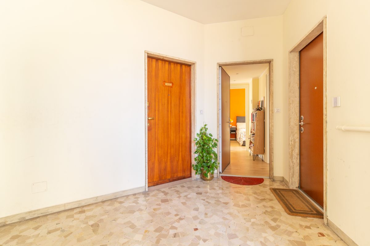 21 Trilocale al piano attico – Milano, Monumentale